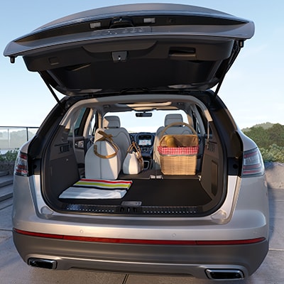 Lincoln Nautilus rear tailgate with storage