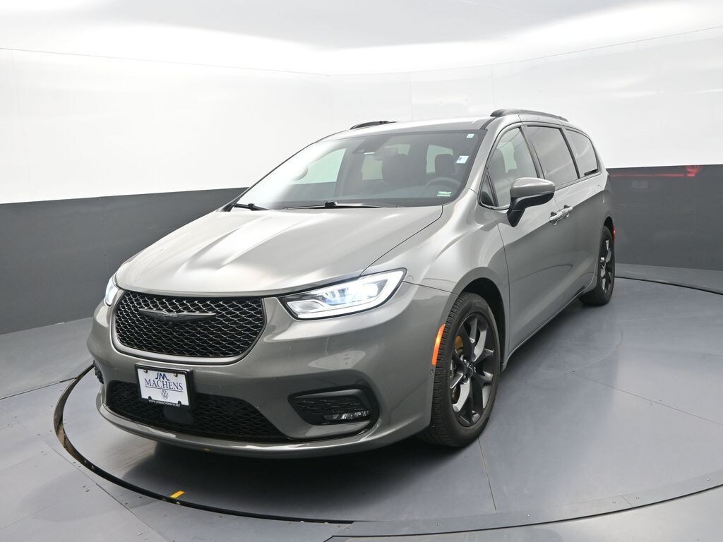 Used 2023 Chrysler Pacifica Touring L Minivan/Van