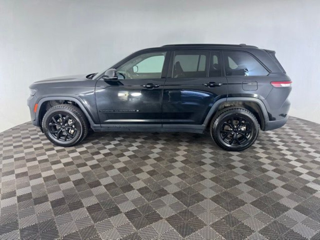 Used 2024 Jeep Grand Cherokee Altitude SUV