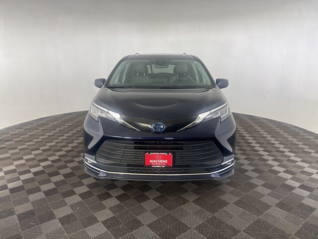 2023 Toyota Sienna XLE photo 2