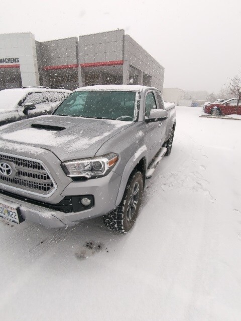 2016 Toyota Tacoma TRD Sport photo 2
