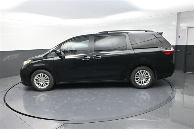 2016 Toyota Sienna XLE photo 4