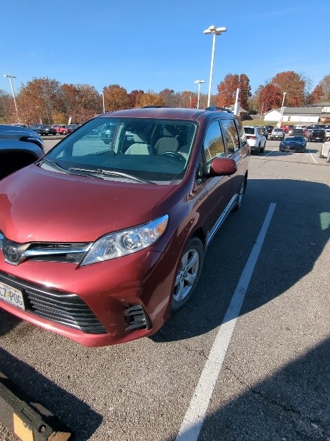 2018 Toyota Sienna L photo 3