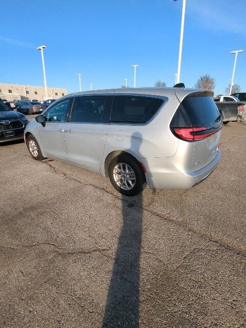 2024 Chrysler Pacifica Touring L photo 4