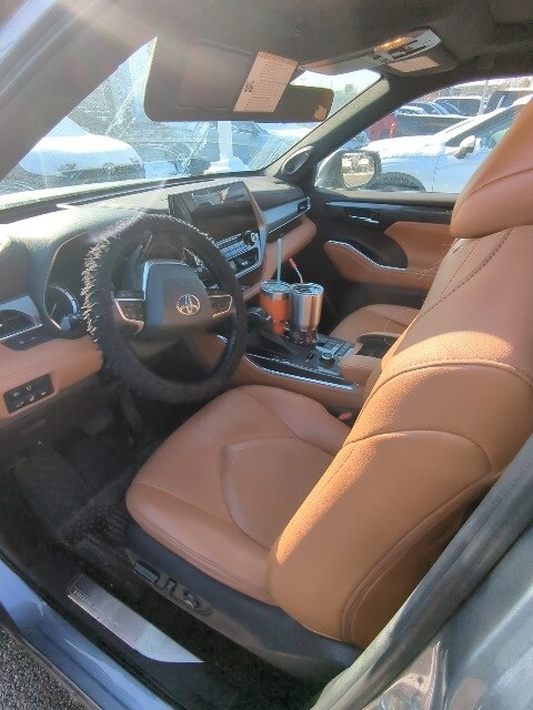 2022 Toyota Highlander Platinum photo 2