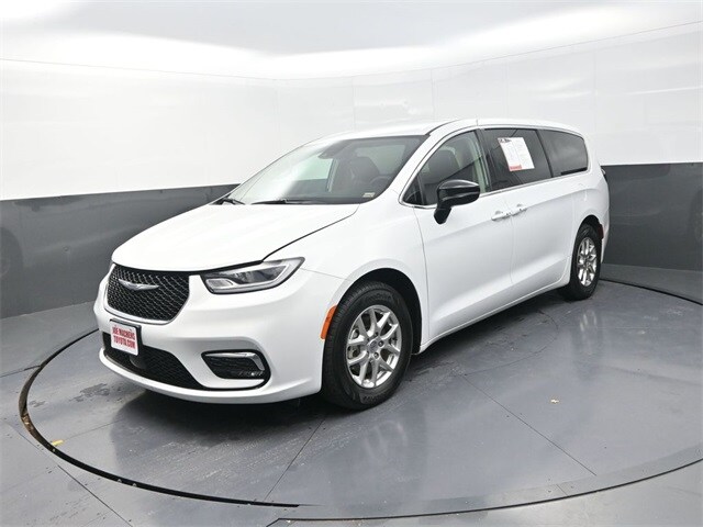 2024 Chrysler Pacifica Touring L photo 3