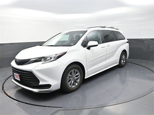 2022 Toyota Sienna LE photo 3