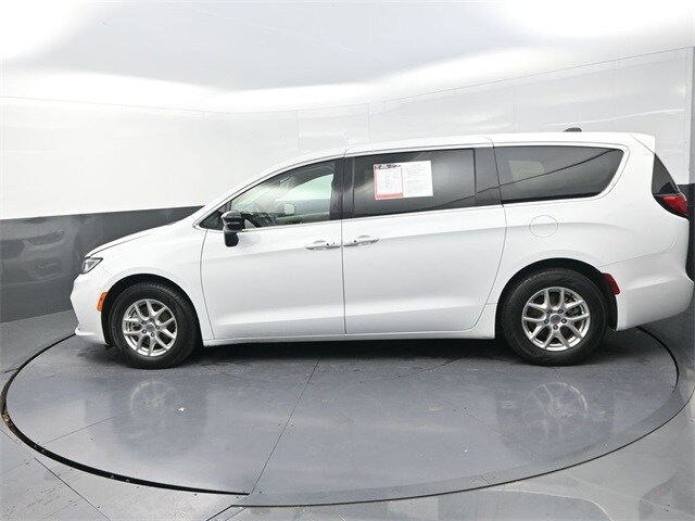 2024 Chrysler Pacifica Touring L photo 4