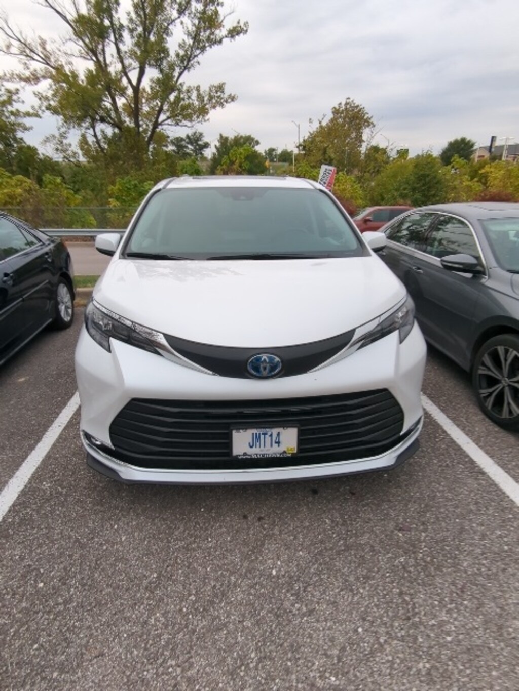 Used 2024 Toyota Sienna XLE Minivan/Van