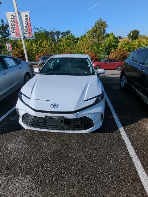 2025 Toyota Camry SE photo 4