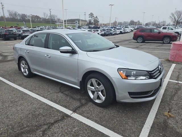 2014 Volkswagen Passat SE photo 2