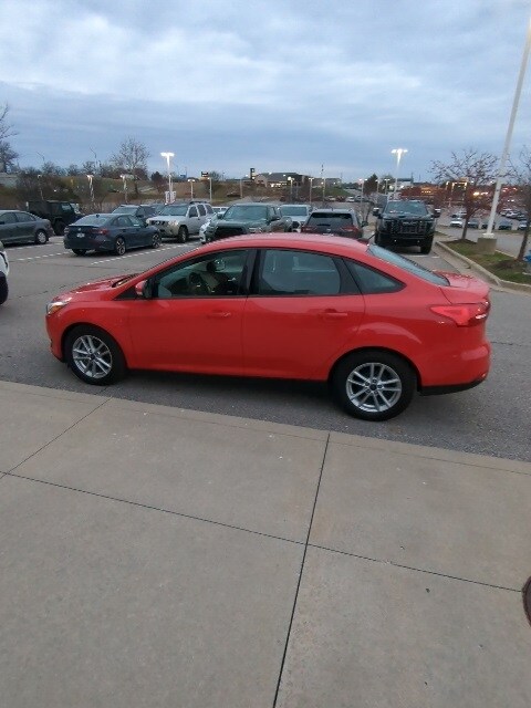 2017 Ford Focus SE photo 2