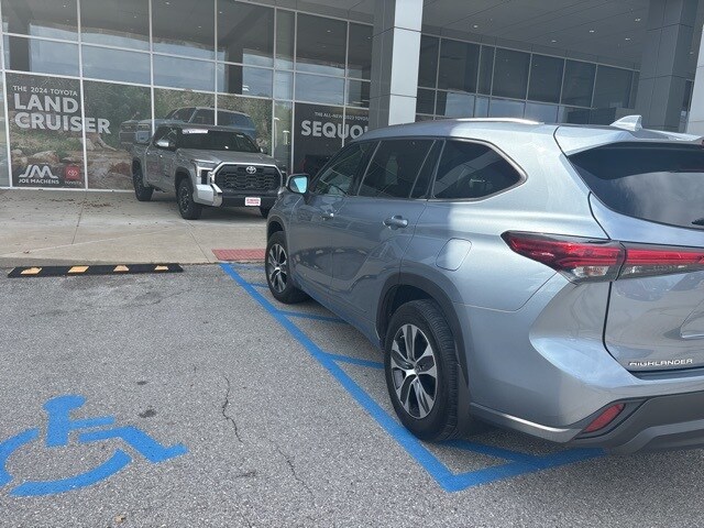 2020 Toyota Highlander XLE photo 2