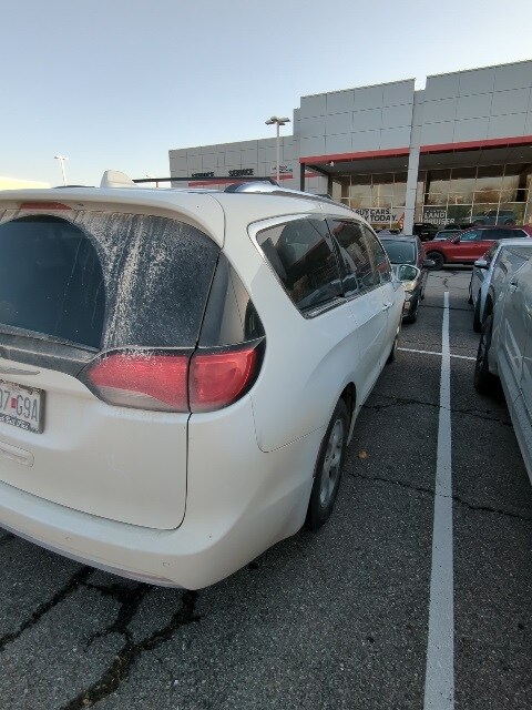 2017 Chrysler Pacifica Touring Plus photo 4