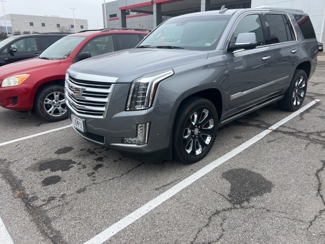 2019 Cadillac Escalade Platinum photo 2