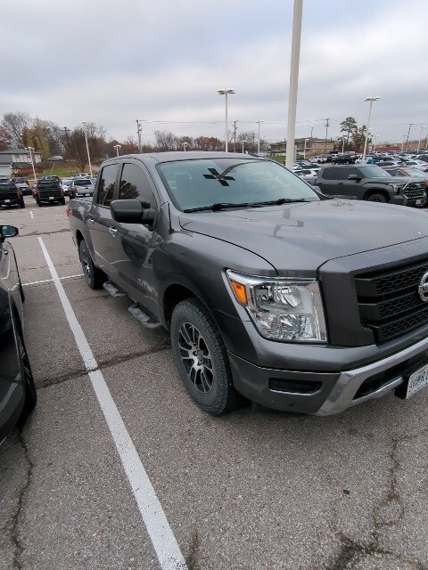 2021 Nissan Titan SV photo 3