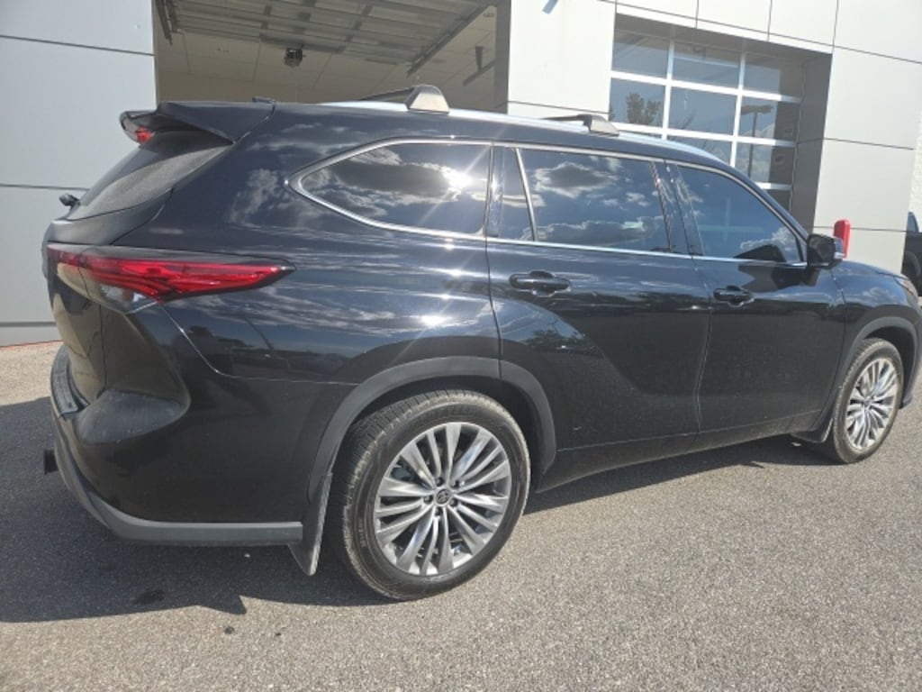 Used 2023 Toyota Highlander Platinum SUV