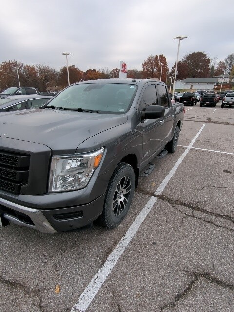 2021 Nissan Titan SV photo 4