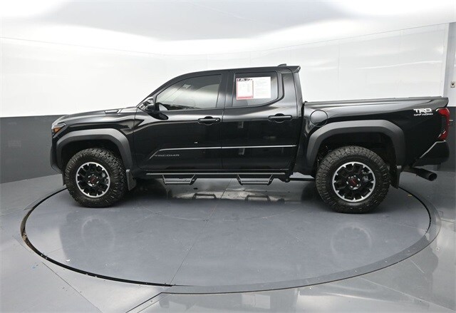 2025 Toyota Tacoma TRD photo 2