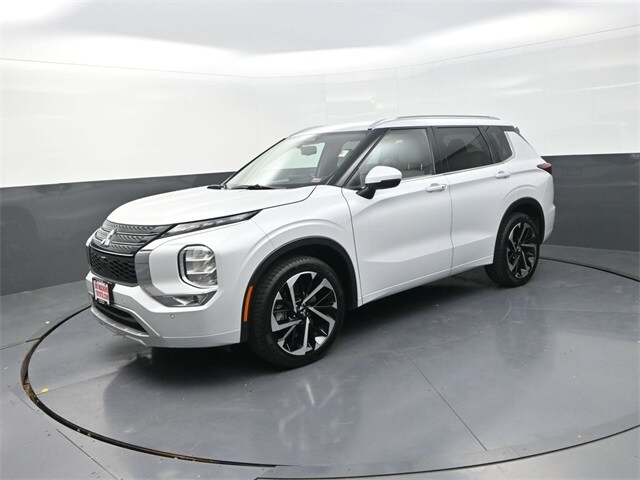 2024 Mitsubishi Outlander SEL photo 3
