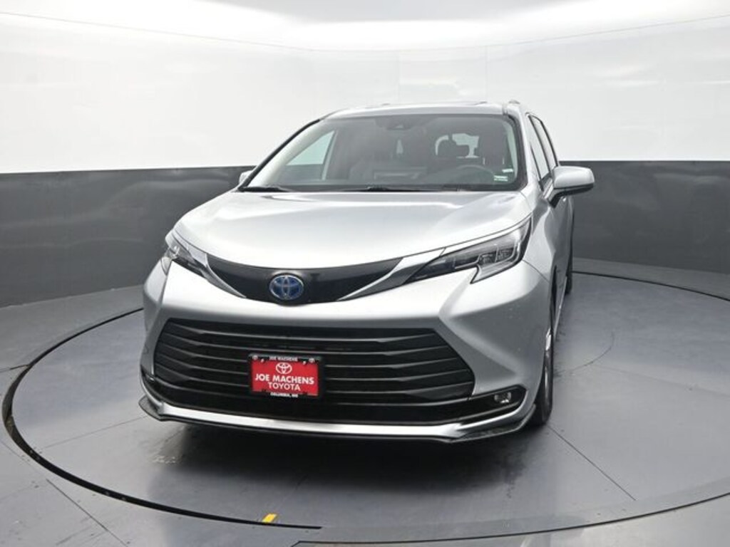 Used 2025 Toyota Sienna XLE Minivan/Van