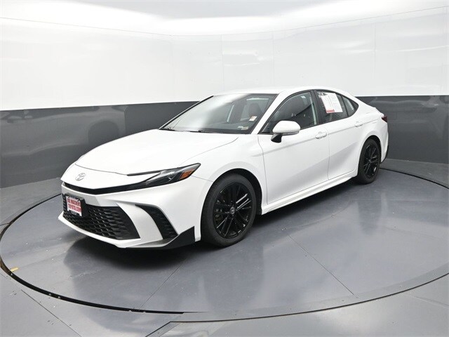 2025 Toyota Camry SE photo 3