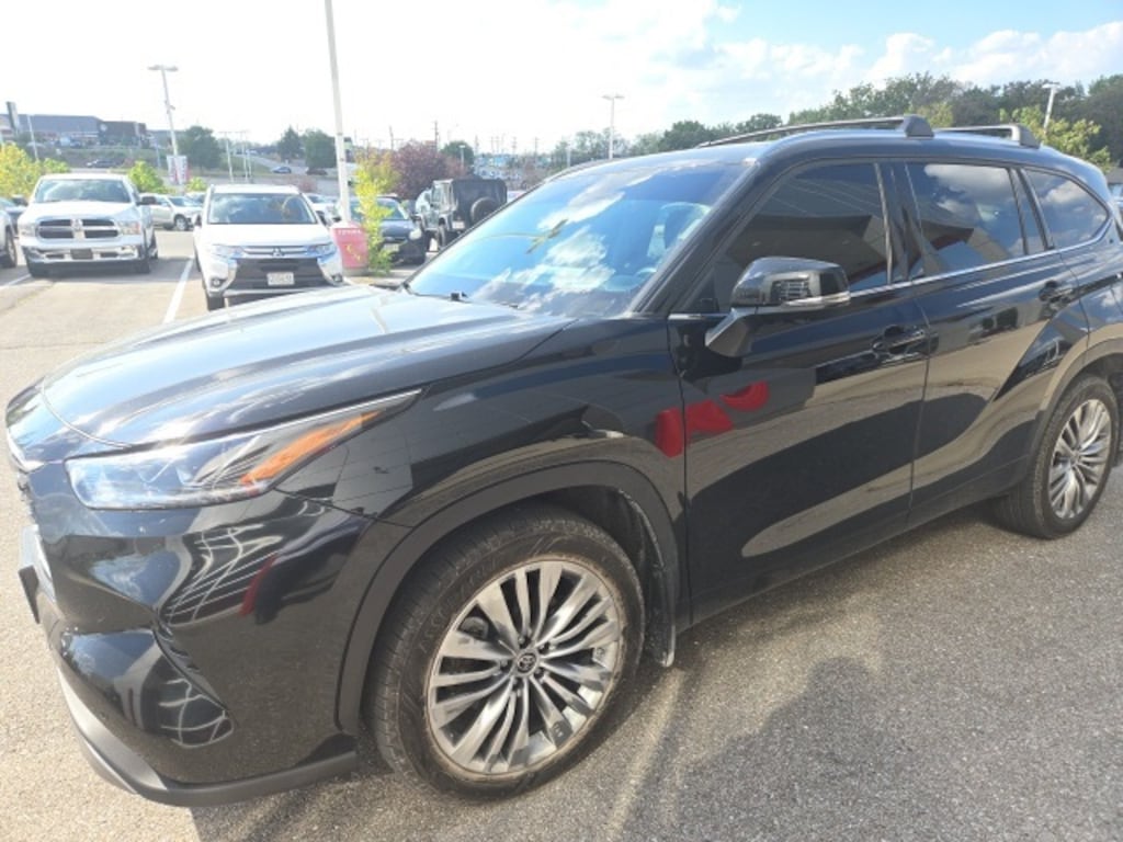 Used 2023 Toyota Highlander Platinum SUV