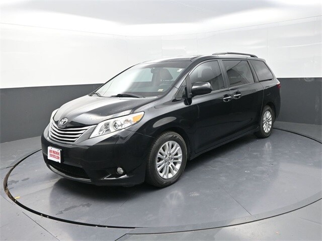 2016 Toyota Sienna XLE photo 3