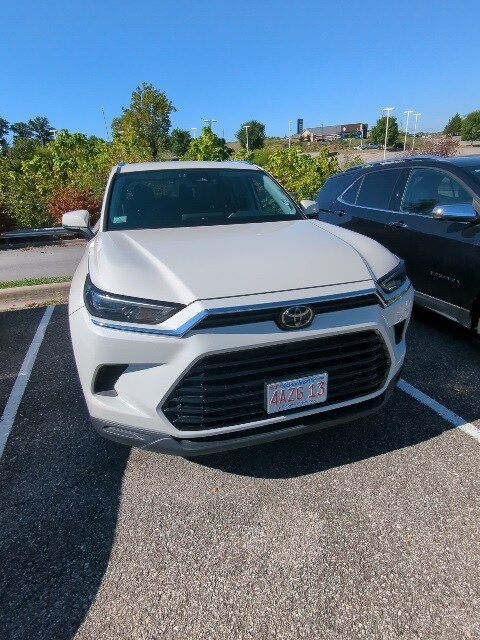 2024 Toyota Grand Highlander XLE photo 2