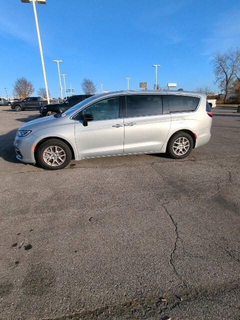 2024 Chrysler Pacifica Touring L photo 2