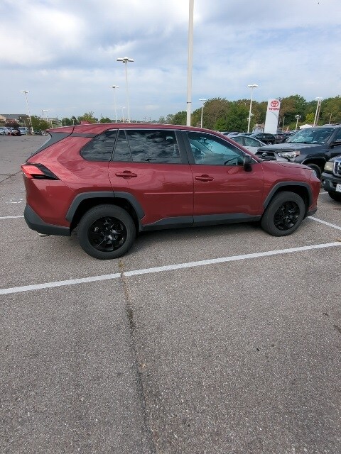 2022 Toyota RAV4 LE photo 4