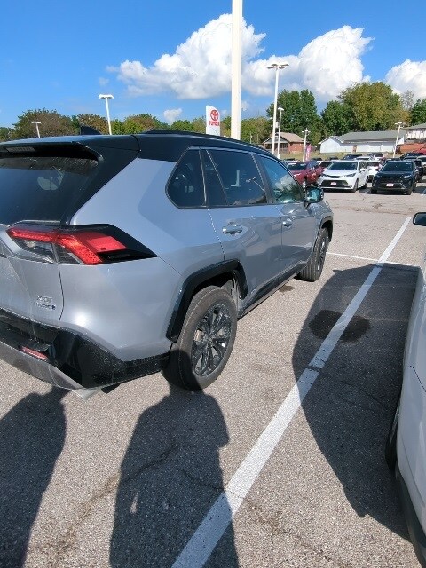 2022 Toyota RAV4 Hybrid XSE photo 2