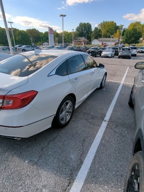 2019 Honda Accord Touring 2.0T photo 3