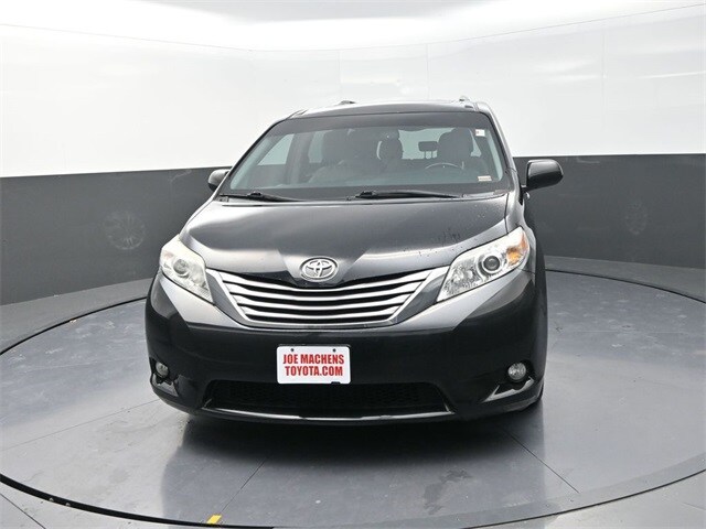 2016 Toyota Sienna XLE photo 2