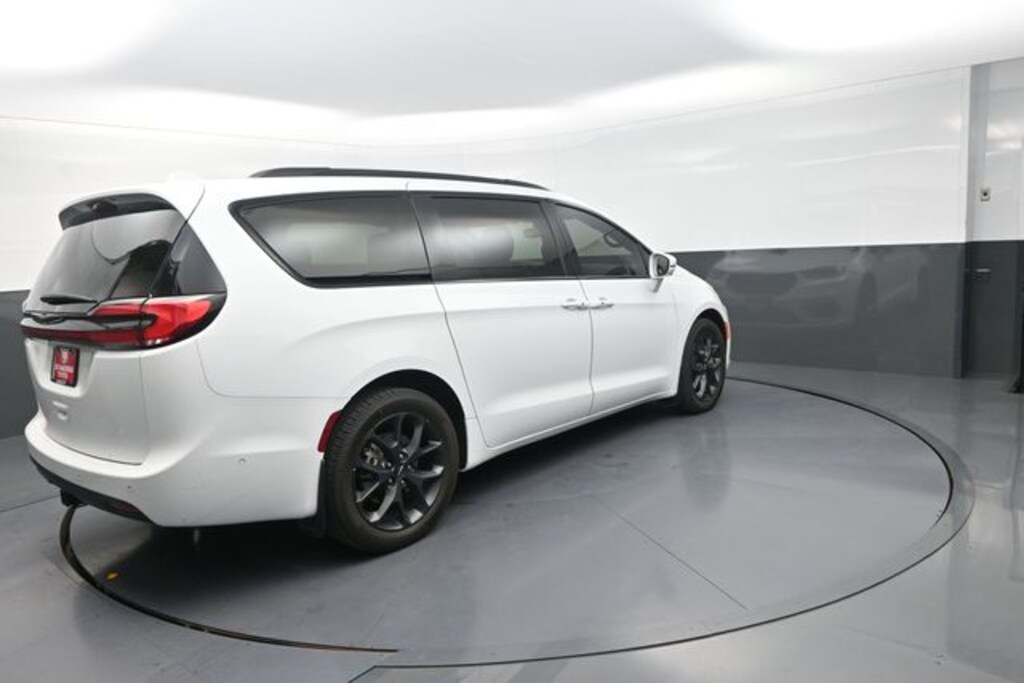 Used 2022 Chrysler Pacifica Limited Minivan/Van