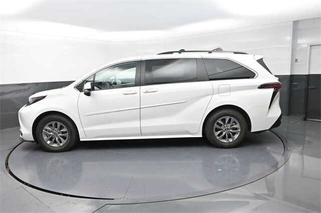 2022 Toyota Sienna LE photo 4