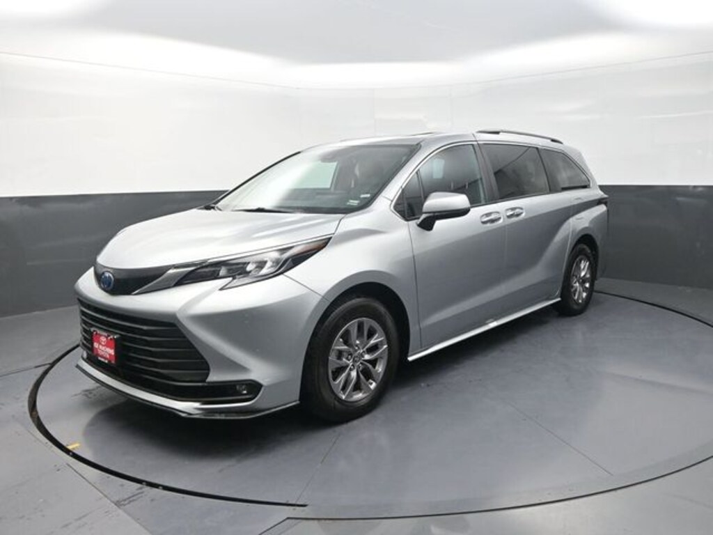 Used 2025 Toyota Sienna XLE Minivan/Van