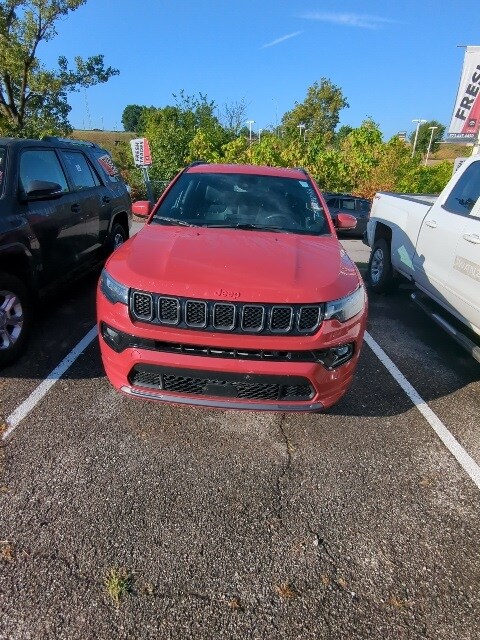 2023 Jeep Compass Limited photo 2