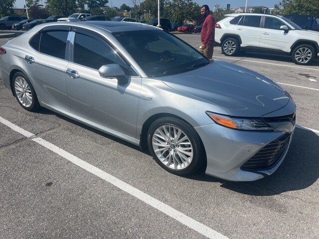 2018 Toyota Camry Hybrid XLE photo 2