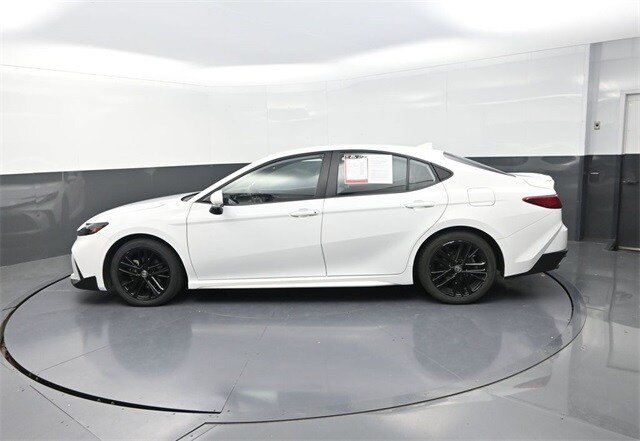 2025 Toyota Camry SE photo 4