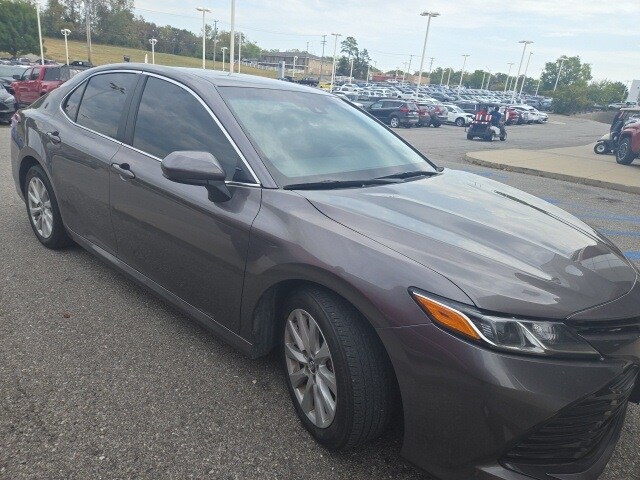2018 Toyota Camry LE photo 2