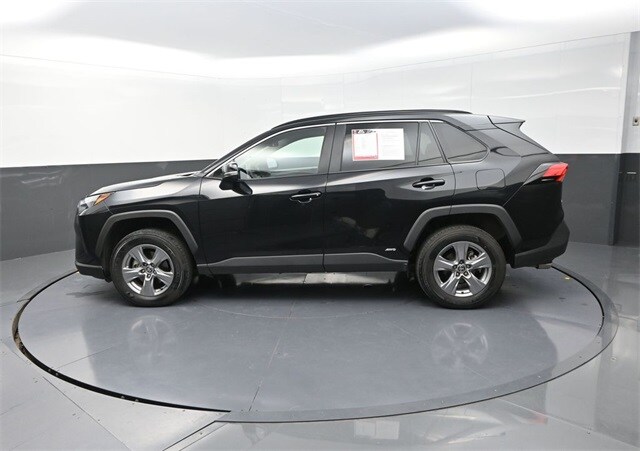 2025 Toyota RAV4 Hybrid XLE photo 4