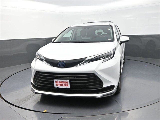 2022 Toyota Sienna LE photo 2