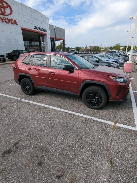 2022 Toyota RAV4 LE photo 3