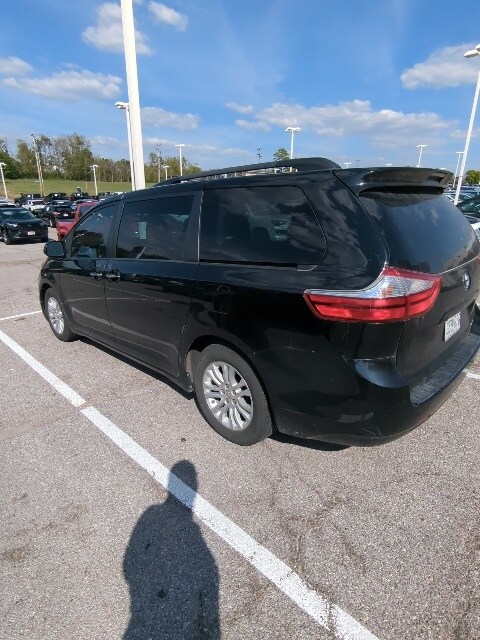 2016 Toyota Sienna XLE photo 4