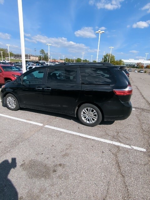 2016 Toyota Sienna XLE photo 3