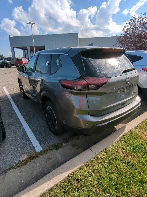 2024 Nissan Rogue SV photo 3