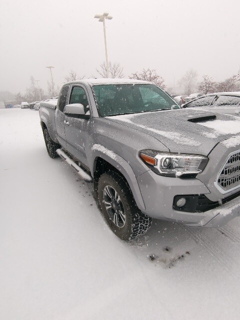 2016 Toyota Tacoma TRD Sport photo 3