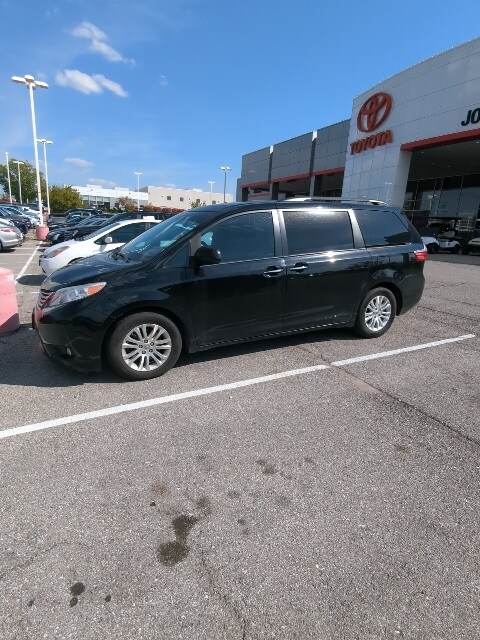 2016 Toyota Sienna XLE photo 2