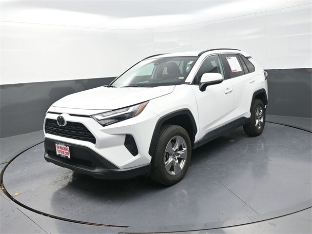 2024 Toyota RAV4 XLE photo 2